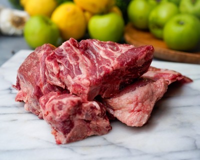Свинина на кости охлаждённая 1 кг - купить в Центральной Усадьбе